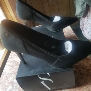 Simply Vera 8 1/2 heels